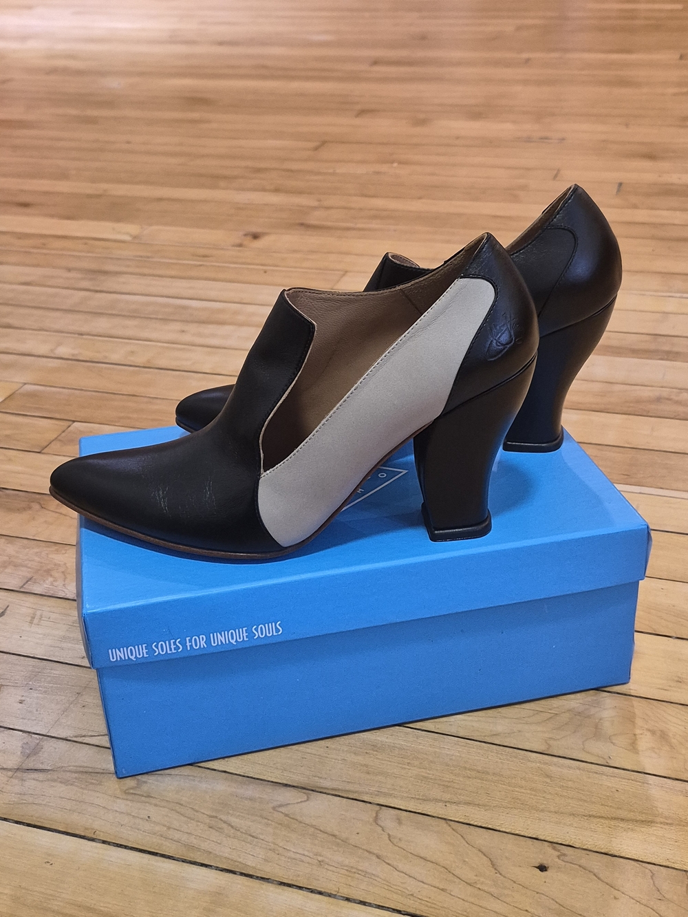 John Fluevog Elegant Conversation Kendra Black and Cream Leather Heels - Picture 4 of 8